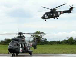 El helicóptero que transporta a la misión humanitaria que recogerá a los rehenes despegó hoy del aeropuerto de Villavicencio. EFE  /