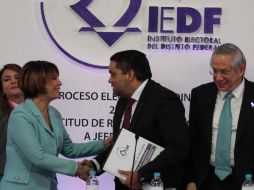 La abanderada del Panal entrega su solicitud de registro al consejero presidente del Instituto Electoral del Distrito Federal. NTX  /