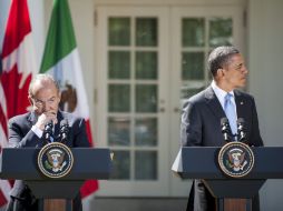 Calderón (izq) dijo que la expiración en 2004 de la prohibición de venta de armas de asalto coincidió con una escalada violenta. EFE  /