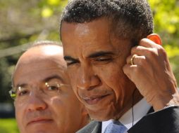 Obama (primer plano) destacó la buena relación con su homólogo mexicano (desenfocado). EFE  /