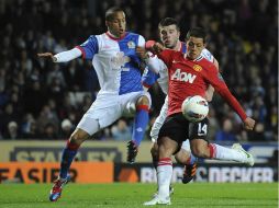 El jugador del Blackburn Rovers Martin Olsson  y Javier Chicharito Hernández en el partido de la Premier League. EFE  /