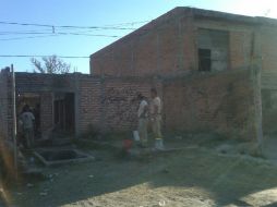 Personal del IJCF y del Semefo acudieron al lugar para iniciar las investigaciones.  /