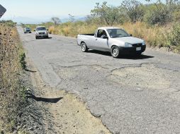 La situación actual de cuatro mil 200 kilómetros de carreteras en el Estado van de malas a pésimas.  /