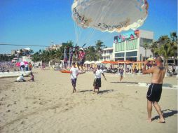 Con la llegada de los turistas también se hacen presentes los tradicionales vuelos en paracaídas.  /