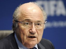 El presidente de la FIFA Joseph Blatter esperará la aprobación del senado para  la venta de alcohol en los estadios en 2014. AP  /