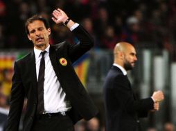 Massimiliano Allegri y Josep Guardiola (atrás) durante el encuentro de sus respectivos equipos. AFP  /