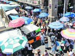 Puestos de todo tipo se han instalado en el primer cuadro de la ciudad.  /