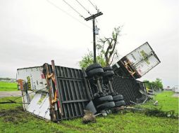 Varios camiones volaron algunos metros por la fuerza del tornado. EFE  /