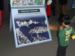 Un niño en el Museo del Tsunami de la ciudad de Banda Aceh, construido para recordar la tragedia de 2004. EFE  /
