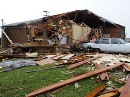 Vista de una casa destruida hoy, martes 3 de abril de 2012, tras el paso de un tornado en Lancaster, Texas. EFE  /