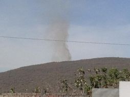 El incendio se registró en el Cerro de la Bandera, municipio de Zapopan. Imagen de Twitter@ConaforJalisco  /