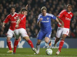 Fernando Torres del Chelsea (C) intenta pasar entre Javi Garcia (I) y Emerson (D). AFP  /
