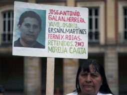 Una mujer muestra en Colombia una pancarta con el nombre de uno de los posibles rehenes de las FARC. AFP  /