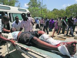 Rescatistas trasladan a un hombre herido tras el atentado en el Teatro Nacional, en Mogadiscio. REUTERS  /