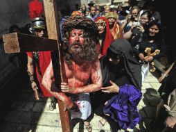Un actor representa el papel de Jesús durante la celebración del Víacrucis del Viernes Santo por la Vía Dolorosa en Jerusalén. EFE  /