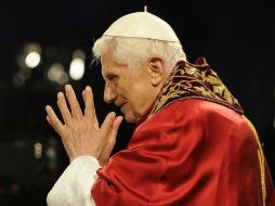 Luciendo un atuendo rojo, el líder católico escuchó 14 meditaciones escritas por una pareja. EFE  /