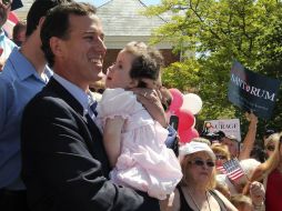 Santorum, padre de otros seis hijos, aparece en la imagen con la pequeña Isabella. AP  /