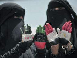 Yemeníes muestran sus manos pintadas con los colores de las banderas Siria, Libia, Yemen y Egipto, en una protesta en Saná, Yemen. EFE  /