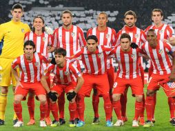 La plantilla del Atlético de Madrid antes del partido de la Liga Europa contra Hanover. EFE  /