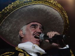 El intérprete se despidió con ''Las Golondrinas'', donde la voz se le quebró, hasta dejarlo sin palabras. ARCHIVO  /