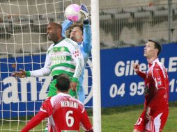 Guillermo Ochoa se queda con un ablón en su área durante el partido. EFE  /