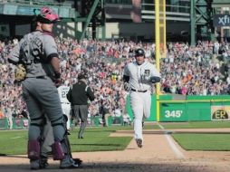 El cañonero venezonalo Miguel Cabrera llega a la registradora tras conectar uno de los dos cuadrangulares que realizó ante Boston. AFP  /