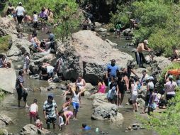 El Río Caliente, en La Primavera, se transforma en balneario improvisado. Reforzarán hoy la vigilancia en la zona.  /