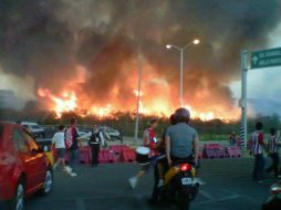El incendio inició alrededor de las 20:00 horas y se controló a las 21:20 horas. Fotografía de Twitter @Trafico_ZMG.  /
