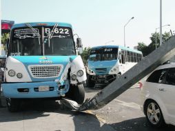 Percance en el que estuvieron involucradas tres unidades del Sistecozome a una cuadra de la Minerva.  /