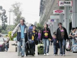 Las centrales de camiones y aeropuertos del país registran gran afluencia de paseantes. EL UNIVERSAL  /
