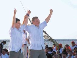 El candidato presidencial Enrique Peña Nieto, acompañó este lunes al abanderado Rolando Zapata Bello. EL UNIVERSAL  /