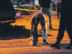 Peritos trabajan en el área donde fue ultimado un joven de 25 años, en el poblado de Ajijic, municipio de Chapala.  /