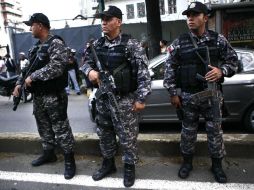 Oficiales de la policía venezolana vigilan las inmediaciones del edificio donde se hallaba secuestrado el diplomático. AP  /