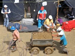 Los nueve mineros atrapados desde el pasado jueves en una mina artesanal de Perú ya escuchan de cerca el trabajo de los socorristas.AFP  /
