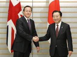 David Cameron, primer ministro de Inglaterra, en su gira por Asia; saludando al primer ministro japonés, Yoshihiko Noda. EFE  /