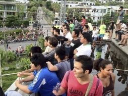 Turistas y residentes de Phuket, Tailandia, se ponen a salvo en una azotea tras conocer la alerta. EFE  /