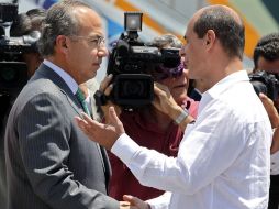 El Presidente Calderón saluda al vicecanciller cubano, Rogelio Sierra.  REUTERS  /