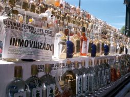 Para combatir la producción de bebidas adulteradas, la Profeco y el CRT trabajan en conjunto. ARCHIVO  /