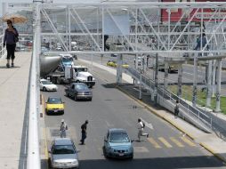 El hallazgo ocurrió debajo de la rampa de un puente peatonal al cruce con Periférico. ARCHIVO  /