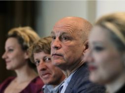 El actor John Malkovich (centro), a su lado el director Michael Sturminger y la soprano Marie Arnet. REUTERS  /