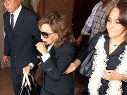 La actriz María Victoria, a su llegada a la funeraria, donde son velados los restos del actor Julio Alemán. NTX  /