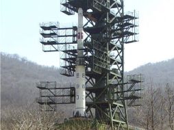 Imagen publicada por la Agencia Central de Noticias de Corea del Norte (KCNA) que muestra al cohete que habría sido lanzado hoy. EFE  /