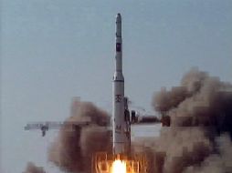 Fotografía de archivo cedida por la Oficina Central de Noticias Coreana (KCNA) del misil lanzado en abril de 2009 por Norcorea. EFE  /