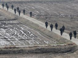 Militares sudcoreanos patrullan hoy cerca de la frontera con Corea del Norte. AP  /