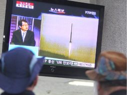 Ciudadanos de Corea del Sur observan la confirmación del lanzamiento por sus vecinos del norte. EFE  /