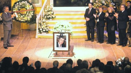 La familia y actores como Silvia Pinal y José Elías Moreno montaron la guardia alrededor del féretro de Julio Alemán.  /