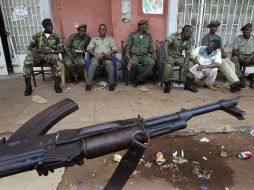 Algunos militares se sienten frente a las oficinas del instituto electoral del país. ARCHIVO  /