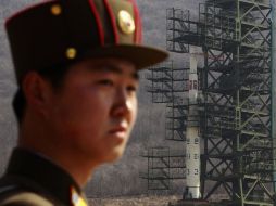 Un militar norcoreano se para ante la cámara con el cohete al fondo. Pyongang admitió que el lanzamiento fue fallido. REUTERS  /