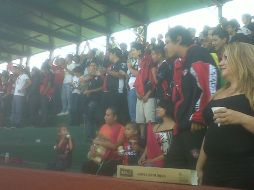 Los seguidores colmaron la tribuna de la cancha principal del complejo rojinegro, donde el Atlas cerró su preparación.  /