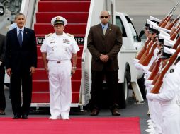 Barack Obama (izq) a su arribo al aeropuerto Rafael Núñez. AFP  /
